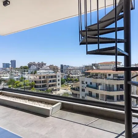 Maryam's 2-br Facing Harbor With Pool Larnaca