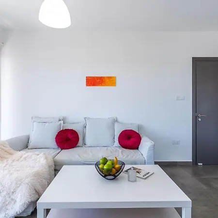 Daire Maryam's 2-br Facing Harbor With Pool