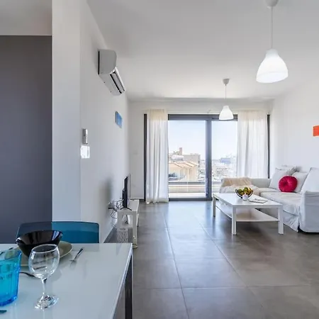 Maryam's 2-br Facing Harbor With Pool * Larnaca