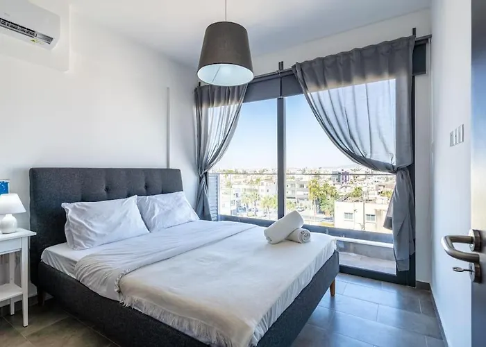 Maryam's 2-br Facing Harbor With Pool Apartmán Larnaca