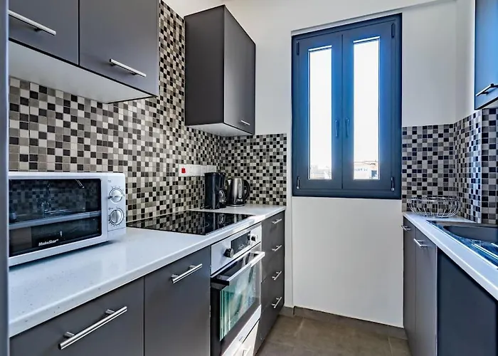 Maryam's 2-br Facing Harbor With Pool Apartmán *