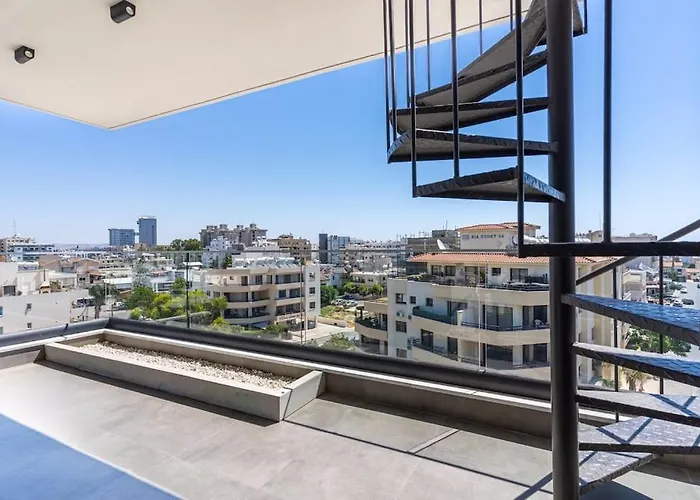 Maryam's 2-br Facing Harbor With Pool Larnaca