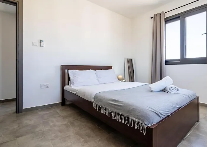 Maryam's 2-br Facing Harbor With Pool * Larnaca