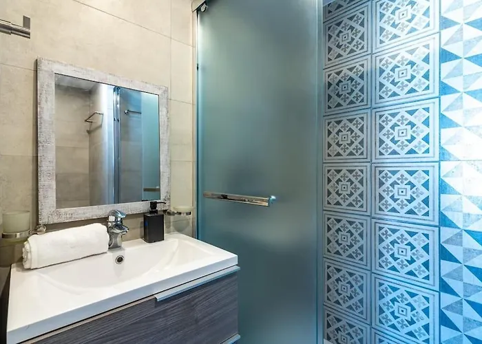 Maryam's 2-br Facing Harbor With Pool Apartmán Larnaca