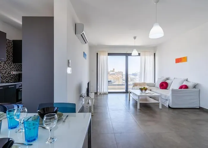 Maryam's 2-br Facing Harbor With Pool * Larnaca