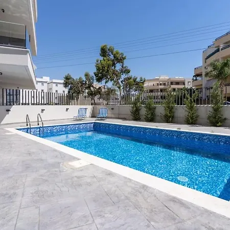 Apartman Maryam's 2-br Facing Harbor With Pool *