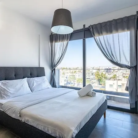Maryam's 2-br Facing Harbor W/ Pool Апартаменты Ларнака