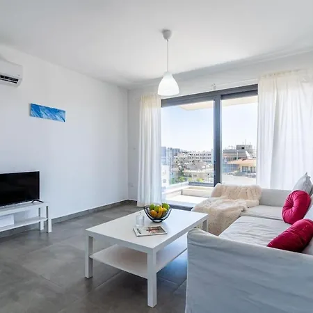 Maryam's 2-br Facing Harbor With Pool * Larnaca