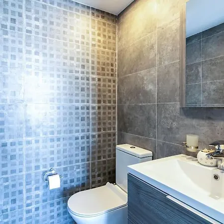 Maryam's 2-br Facing Harbor With Pool شقة لارنكا