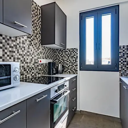 Maryam's 2-br Facing Harbor With Pool Apartman *