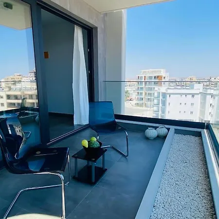 Maryam's 2-br Facing Harbor With Pool شقة