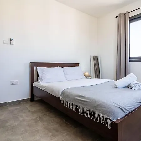 Maryam's 2-br Facing Harbor With Pool * Larnaca