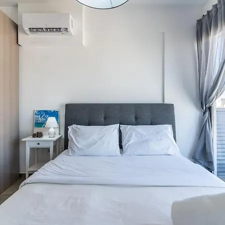 Maryam's 2-br Facing Harbor With Pool لارنكا