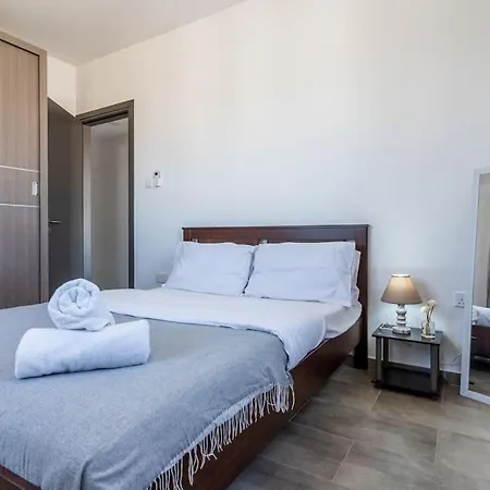 Maryam's 2-br Facing Harbor With Pool Lejlighed