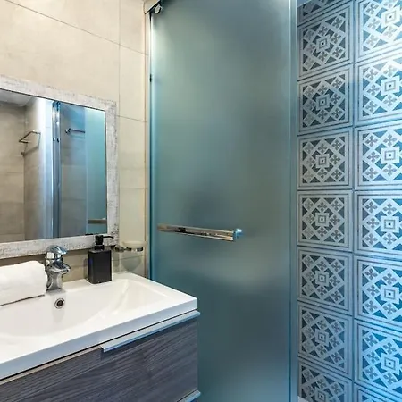 Maryam's 2-br Facing Harbor With Pool Lejlighed Larnaca