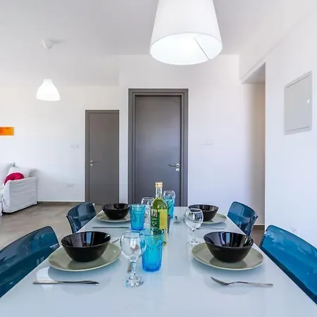 Apartman Maryam's 2-br Facing Harbor With Pool Lárnaka