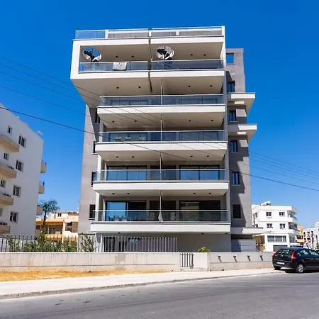 Maryam's 2-br Facing Harbor With Pool Apartman *