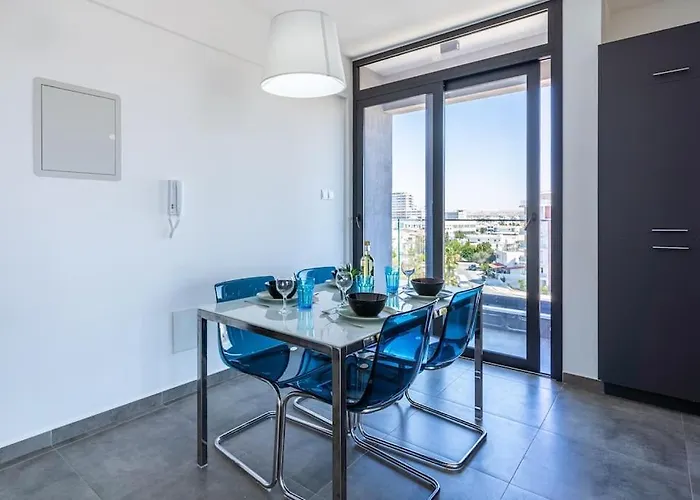 Maryam's 2-br Facing Harbor With Pool Apartmán