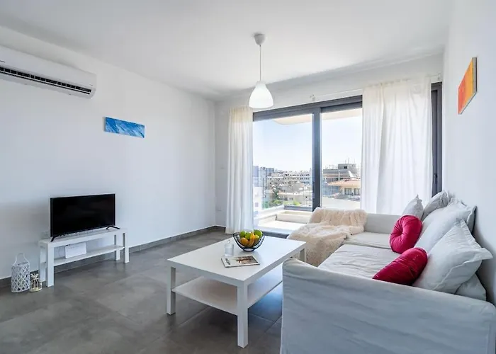 Maryam's 2-br Facing Harbor With Pool * Larnaca