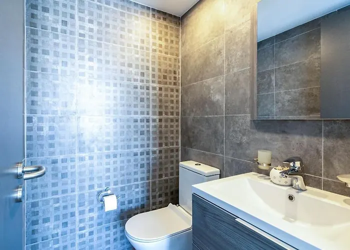 Maryam's 2-br Facing Harbor With Pool Apartmán Larnaca