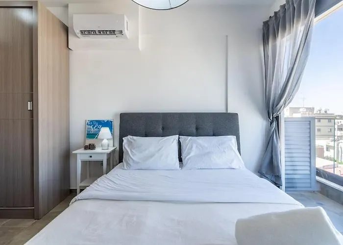 Maryam's 2-br Facing Harbor With Pool Larnaca