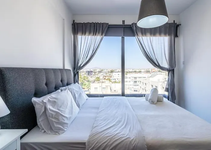 Maryam's 2-br Facing Harbor With Pool