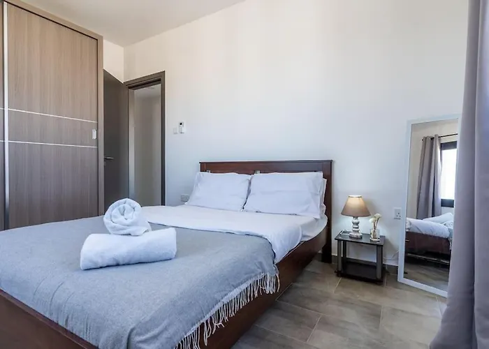 Maryam's 2-br Facing Harbor With Pool Apartmán