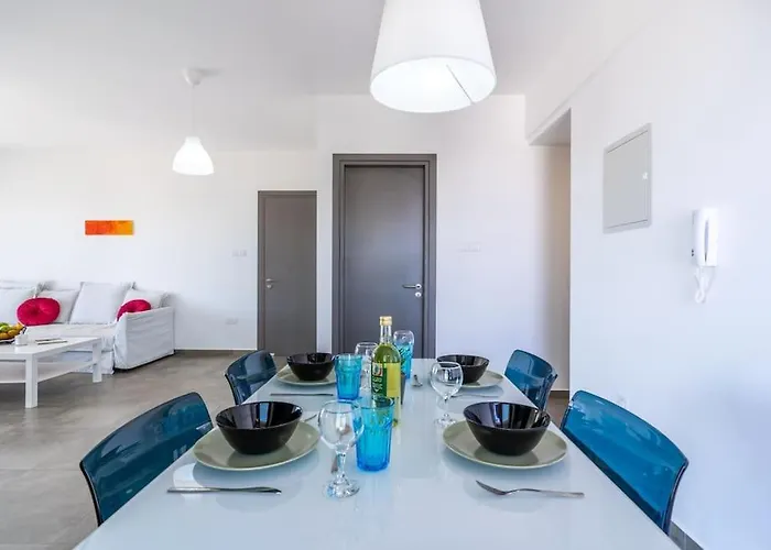 Apartmán Maryam's 2-br Facing Harbor With Pool Larnaca